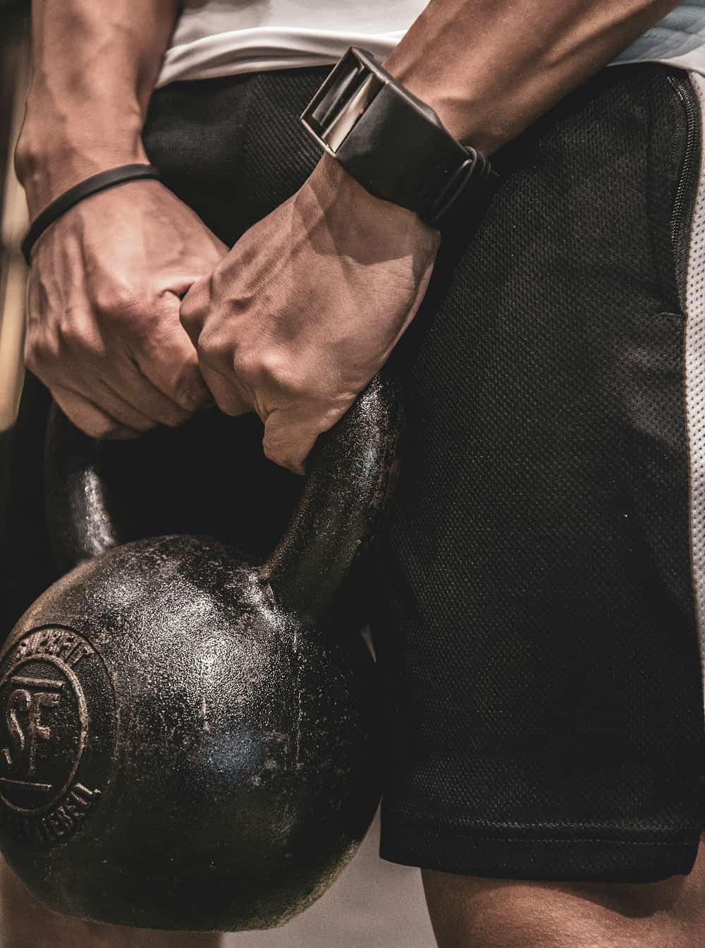 Atleta segurando kettlebell durante treino funcional