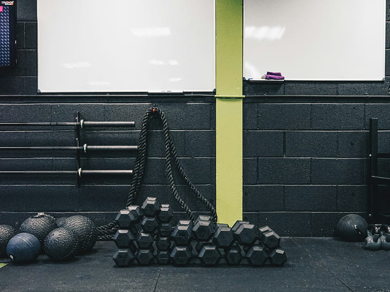 Sala de aulas equipada com halteres, battle ropes e medicine balls